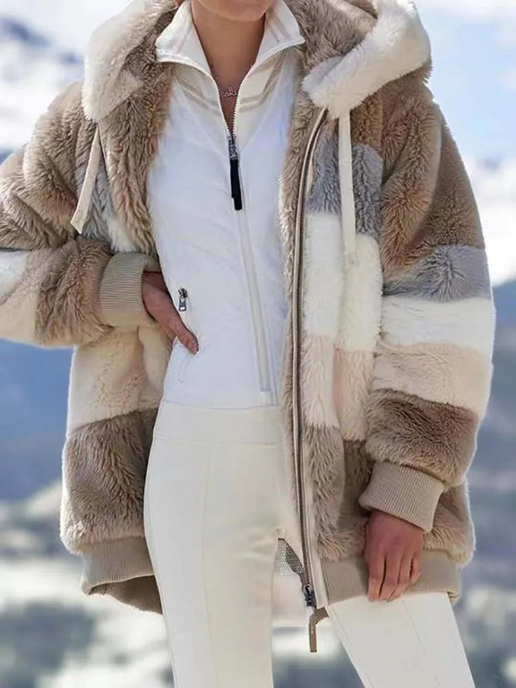 Jacke mit Kapuze und Kordelzug aus Kunstfell