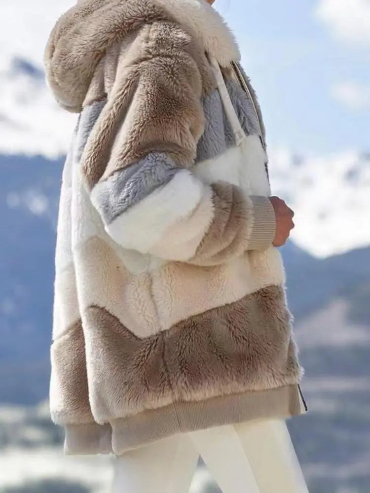 Jacke mit Kapuze und Kordelzug aus Kunstfell
