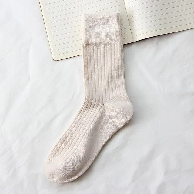 Hohe Socken für Frauen im Winter