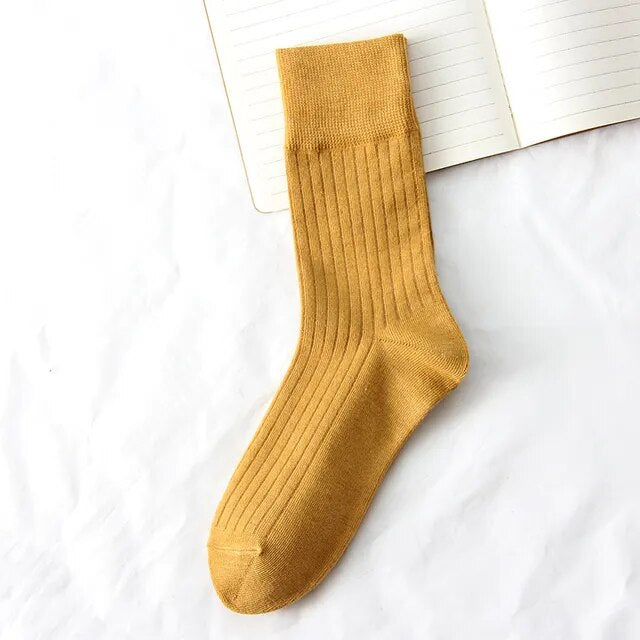 Hohe Socken für Frauen im Winter