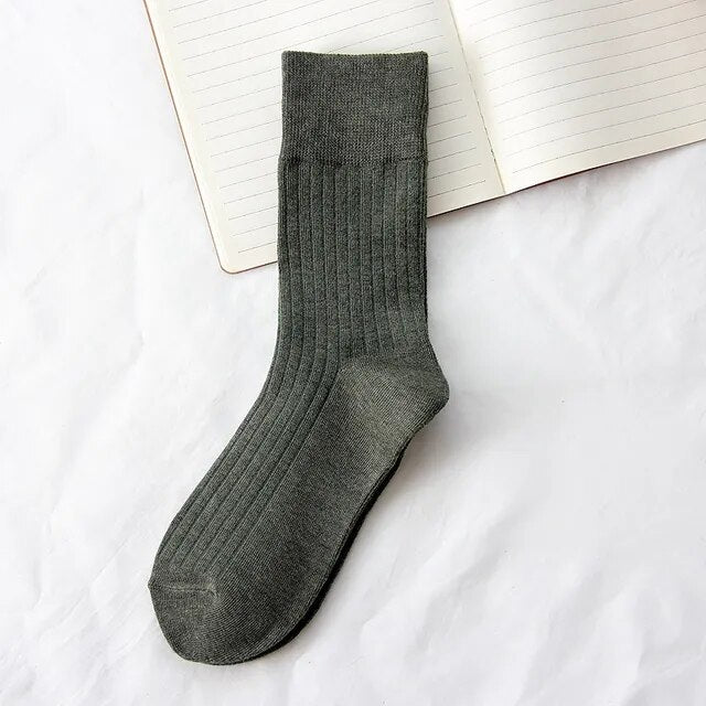 Hohe Socken für Frauen im Winter