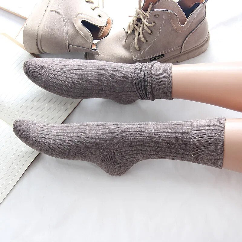Hohe Socken für Frauen im Winter