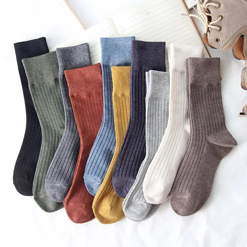 Hohe Socken für Frauen im Winter