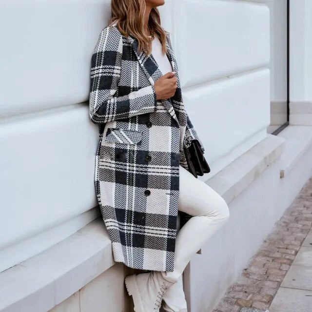 Elegant wool coat with folded collar