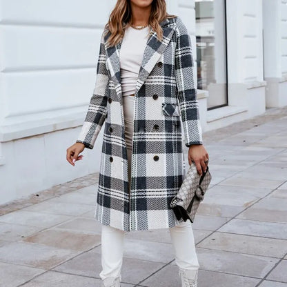 Elegant wool coat with folded collar