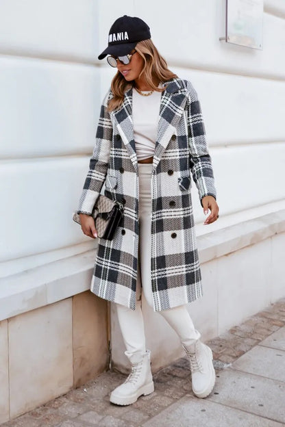 Elegant wool coat with folded collar