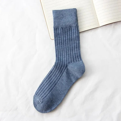 Hohe Socken für Frauen im Winter