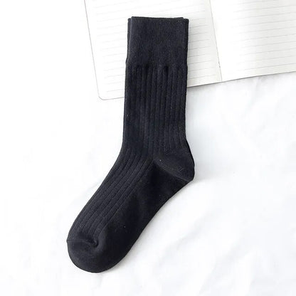 Hohe Socken für Frauen im Winter